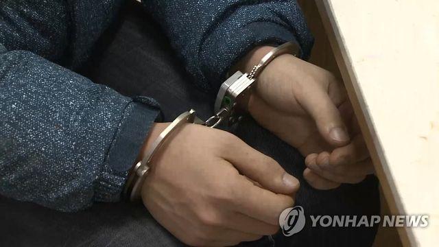 음주운전 걸리자 경찰 밀고 욕하곤 