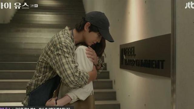 송중기, 15년만 재회한 천우희 끌어안았다…