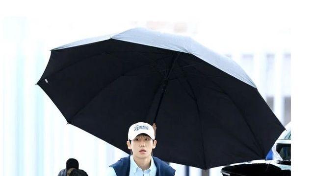 최근에 매니저 갑질로 난리난 정해인 우산 크기.JPG