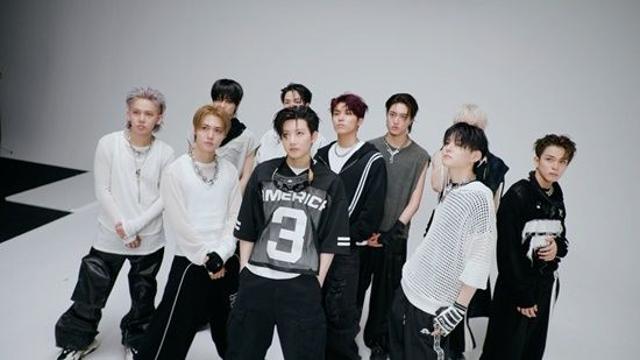 트레저, 비주얼 물 올랐네…촬영장에 애착 기타까지 '직접 공수' 