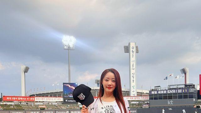 '레인보우 18’ 고우리 시구패션, 복부 라인으로 완성한 건강美