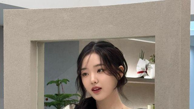 니트에 설렘 한 스푼, 강나언의 아이보리 오프숄더 룩