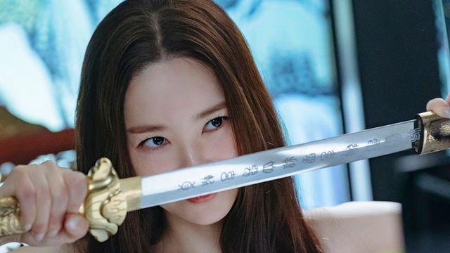 박민영, 벗으니 보이네…어깨 감싼 문신 ‘아찔’ (컨피던스맨 KR)