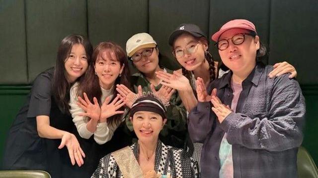 김혜수, 한지민·한효주 등과 행복한 생일 파티