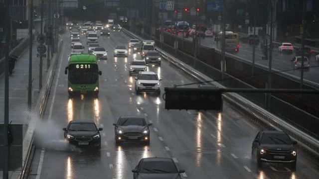 추적추적 내리는 비에 교통량 감소…지방 방향 정체 오전 11시 절정