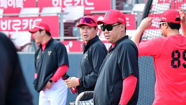 ’32도 무더위’에도 선수들과 함께 땀 흘린 이범호 감독 “선수들 표정 밝아서 좋네요” [광주 현장]