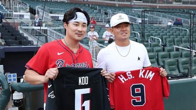 김하성, 홈 데뷔전 대접 제대로 받았네! '한국계 NFL 스타' 시구 