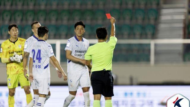 부산, 페신 결승 PK 득점 앞세워 4G 무패…수원은 단일 시즌 5호 퇴장 [IS 부산]