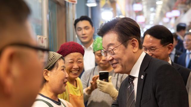 李대통령 내외, 영락보린원 원생들과 영화 관람…