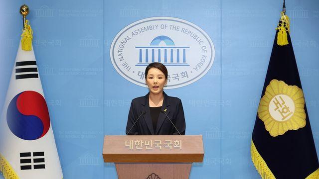 조국혁신당, 성비위 사건에 사과·징계·조사로 진화 나서
