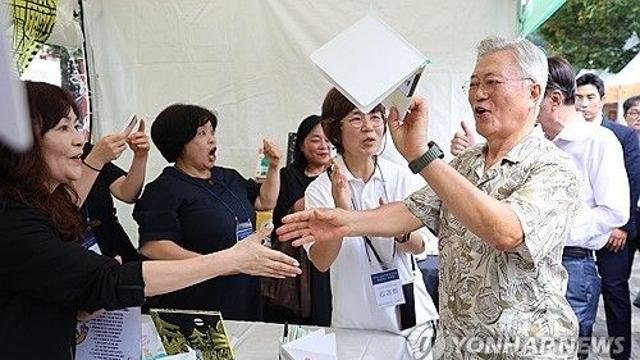 ‘전주독서대전’ 찾은 문 전 대통령, '동학'에 깊은 관심 보여