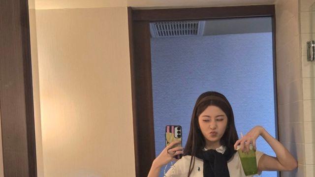 르세라핌 허윤진, 미니 스커트 셀카로 전한 투어의 짜릿한 순간