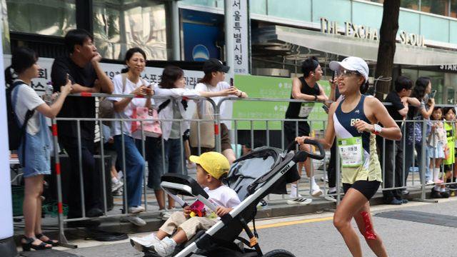 ‘4세 아들 유모차 태우고 완주’... “아이가 도로서 뛰면 안 된다고”