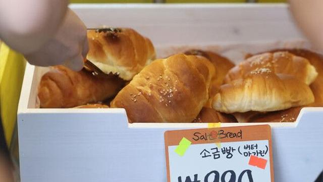 '990원 소금빵' 논란에 슈카 빵집, 결국 운영 중단