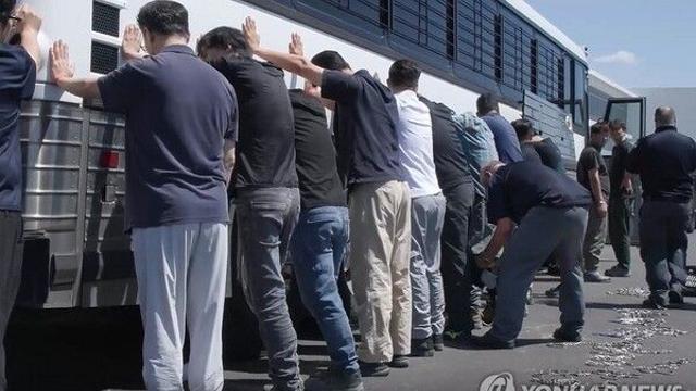 [이슈] 트럼프에 뒤통수 맞은 한국…3500억불 투자에 쇠사슬 묶여 한국인 300여명 체포·구금 [종합]