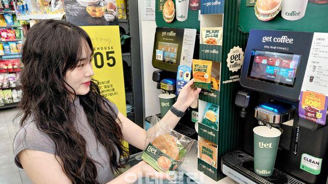 “커피·디저트 3000원”…CU, 가성비 카페 도전