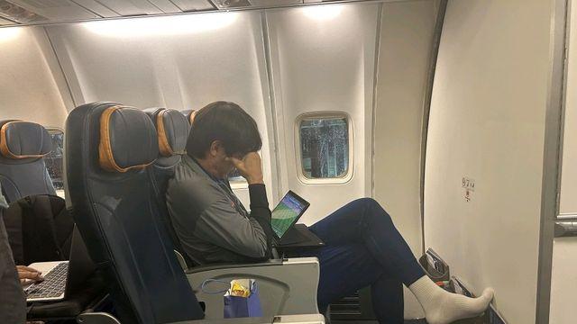홍명보 감독, 미국전 완승 잊었다…바로 멕시코전 준비→이동 비행기서 경기 분석 '삼매경' [뉴저지 현장]