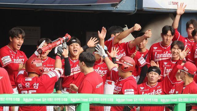 3위 SSG, 선두 LG 꺾고 5연승…4위 삼성도 2위 한화에 승리(종합)