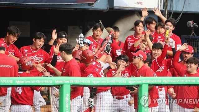 불펜 쏟아낸 SSG, 선두 LG 꺾고 5연승…3위 사수
