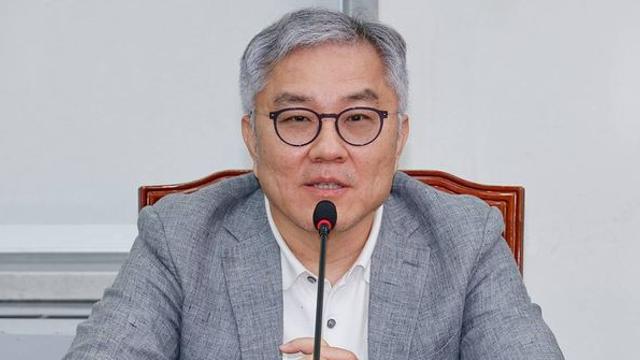 [속보] '성비위 2차 가해 논란' 최강욱, 민주당 교육연수원장 사퇴