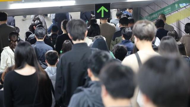지하철 타면 꼭 보인다… 불편 넘어 위험까지 부르는 지하철 ‘민폐 행동’