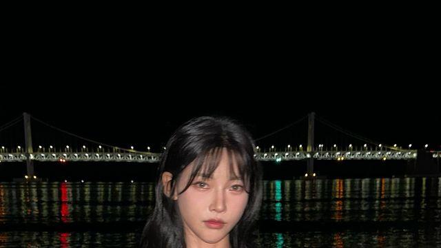 솔로지옥 김민지, 다크 크롭탑으로 완성한 나이트 비치 록시크
