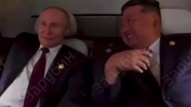 푸틴 리무진에 나란히 탄 김정은… 웃음 터진 밀착 대화 모습 포착