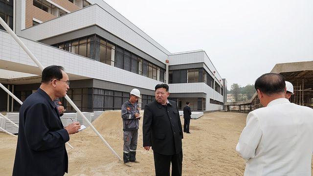 김정은, 지방병원 건설현장 점검…