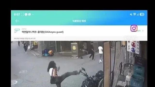 한국에서 오토바이 발로차고 박제된 미국 교환학생