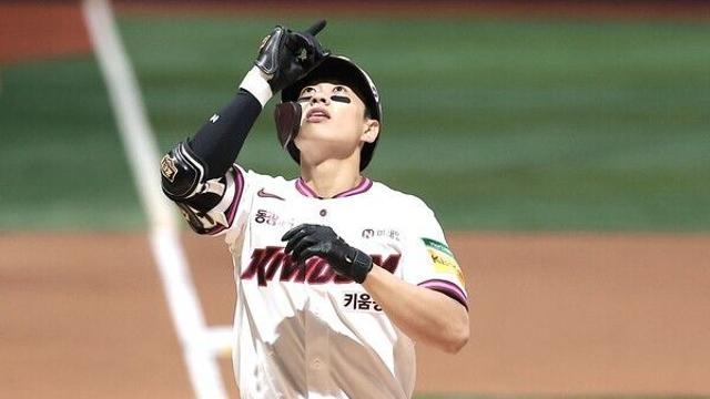 '데뷔 첫 20홈런-20도루 진입' 송성문, 키움에 이정후 이어 월간 MVP 선물