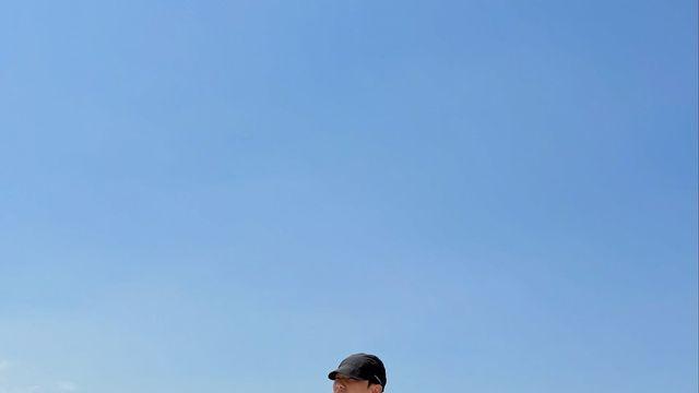 호시, 제주의 푸른 바다와 함께한 블랙 무드 스트리트 룩 공개