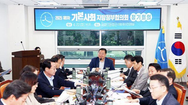 내년 선거 앞두고 ‘기본사회 붐’ 부는 민주당 지방정부