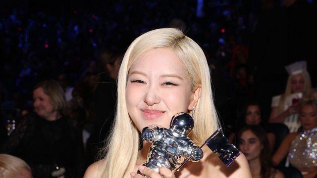 로제, K팝 최초 MTV VMA ‘올해의 노래’ 수상… “블랙핑크 멤버들 나 상탔어!”