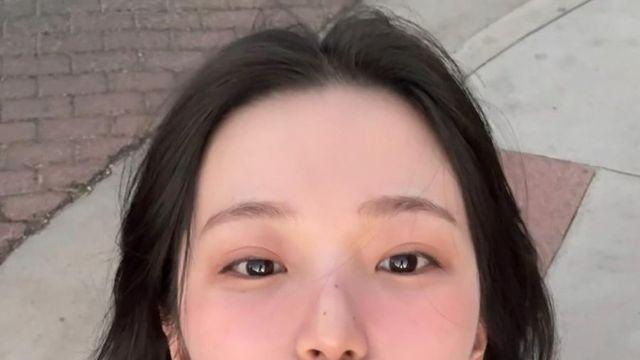 눈웃음으로 유명한데 그냥 얼굴이 ㅈㄴ 예쁨