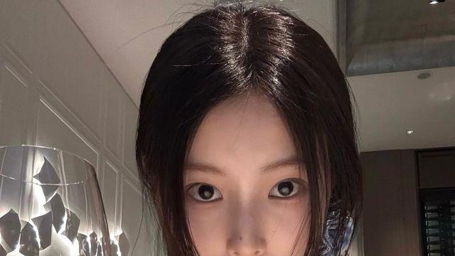 강혜원, 블랙 민소매로 완성한 우아한 무드