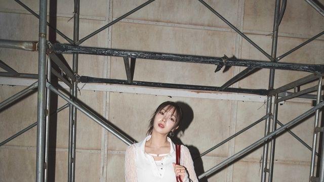 하이키 옐, 시스루 레이어드로 보여준 대담한 화이트 스타일링