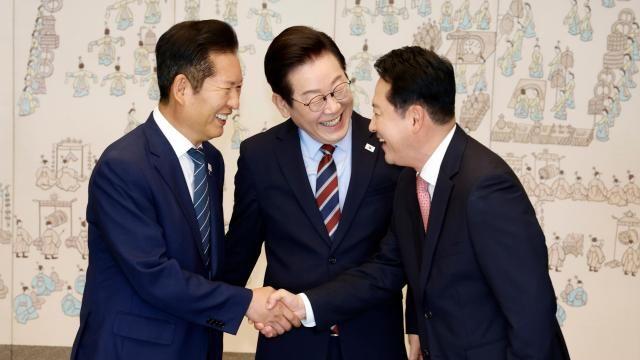[슬라이드 포토] 악수 거부는 없었다…이재명·정청래·장동혁 오찬서 '함박웃음'