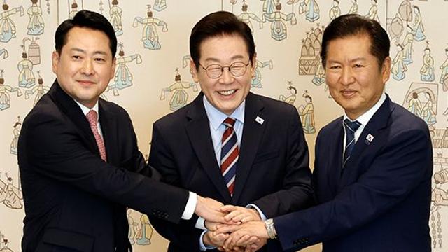 李 