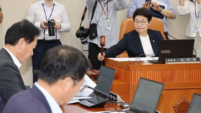 '기관장 알박기 금지법' 공방…