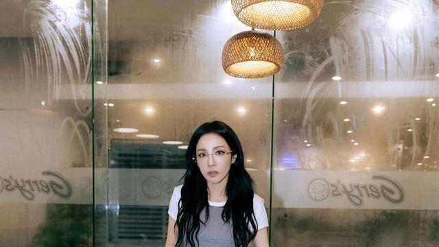 산다라박, 화이트 카고팬츠로 완성한 뉴트로 힙 감성