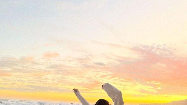 황금빛 노을 아래, 알레산드라 암브로시오가 보여준 바다 패션