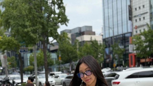 ‘62세’ 황신혜, 톤온톤 캐주얼로 거리 시선 압도하다