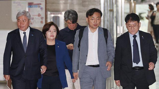 '내홍' 혁신당, 비대위원장 고심…피해자측 