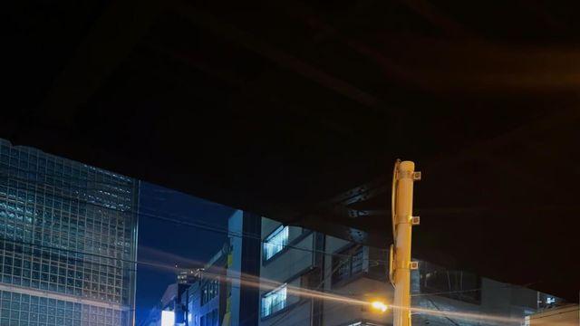 이나은, 체크 롱스커트와 블랙 슬리브리스의 청량한 밤 산책룩