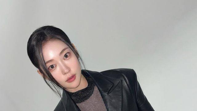 시크 올블랙으로 시선강탈, 송지우 서울패션위크에서 빛난 존재감