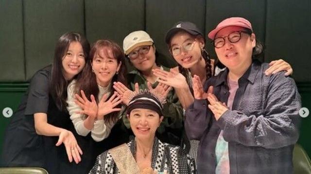 김혜수, 한지민·한효주와 함께한 생일파티 공개…‘나이 잊은 동안 미모’