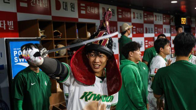 '월간 안타·득점 1위' 키움 송성문, KBO리그 8월 MVP 선정