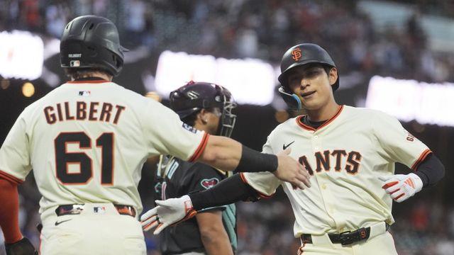 MLB 통산 10홈런 달성한 이정후, 기습번트로 안타까지…샌프란시스코는 와일드카드 희망 불씨 살려