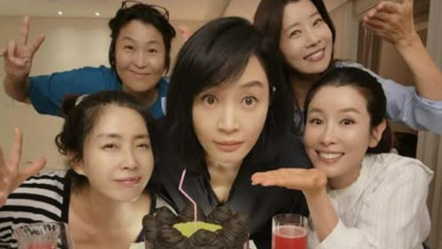 김혜수, 55번째 생일 축하...송윤아→유선 총출동 ‘절친 케미' [AI 포토컷]