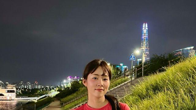 제철 야경 속 레드 러닝룩, 노윤주의 건강한 빛